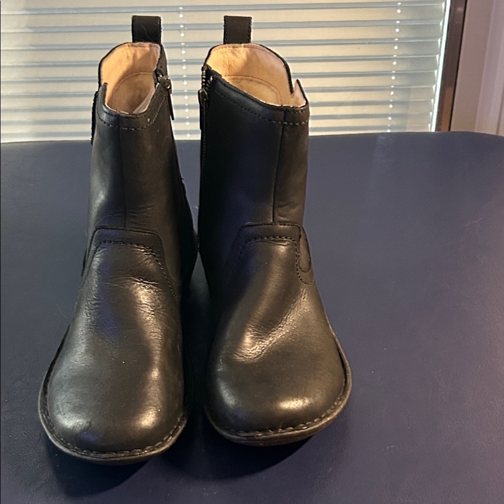 Women’s  new UGG Black Leather ANKLE Boots. SIZE 10 - Picture 2 of 8